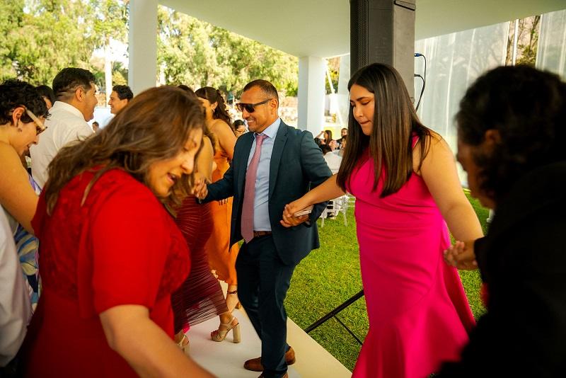 Familia celebrando en la pista de baile